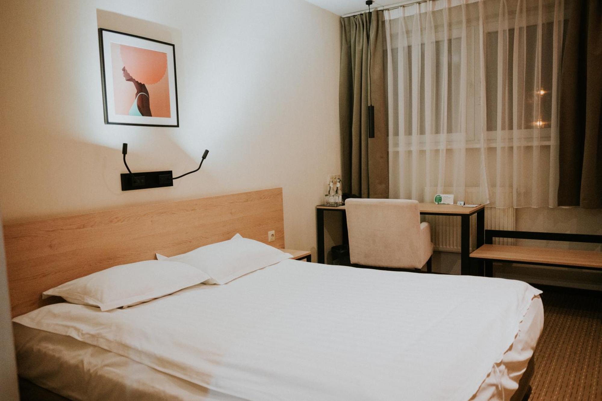 Iness Hotel Lodž Exteriér fotografie