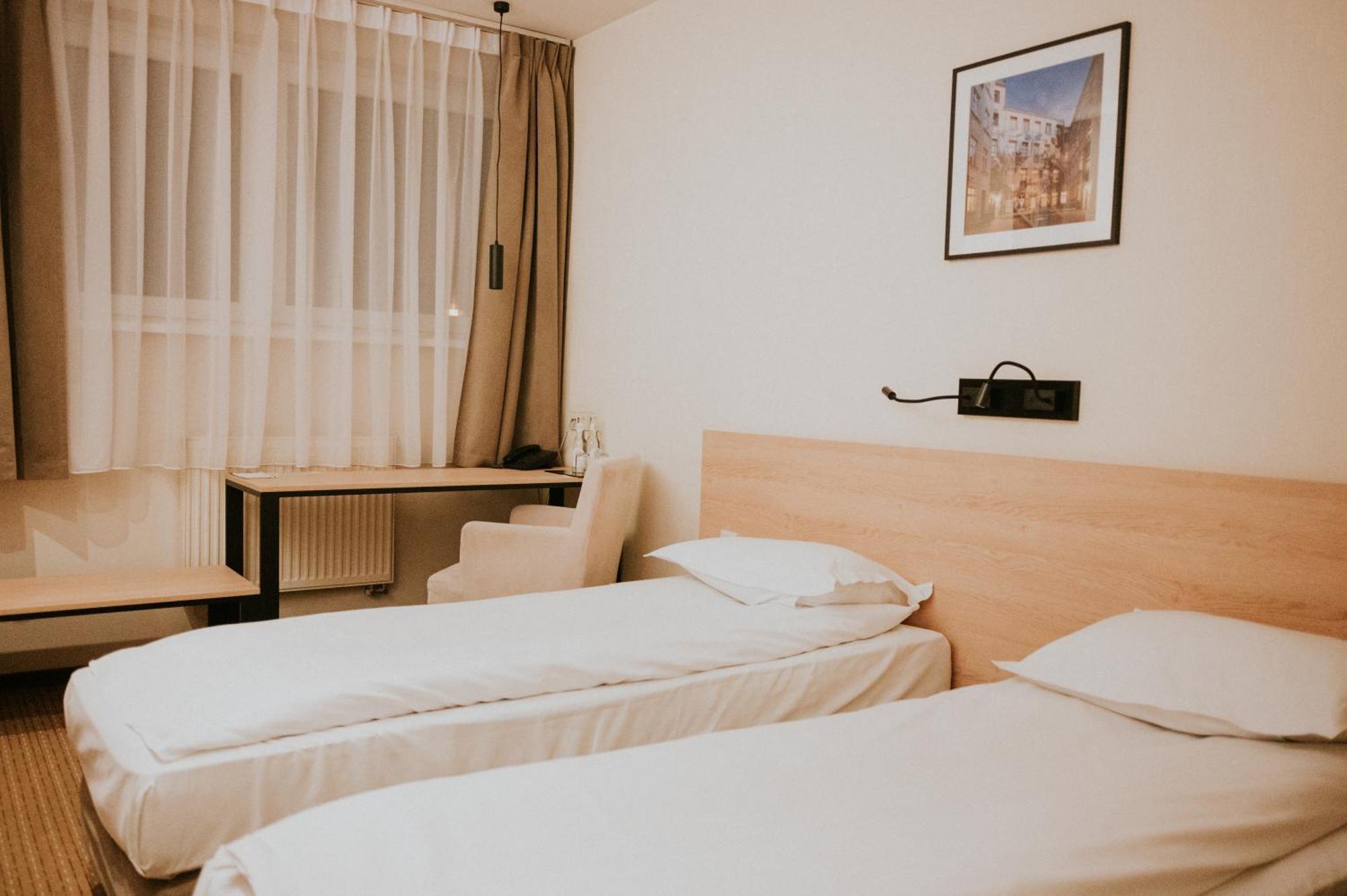 Iness Hotel Lodž Exteriér fotografie