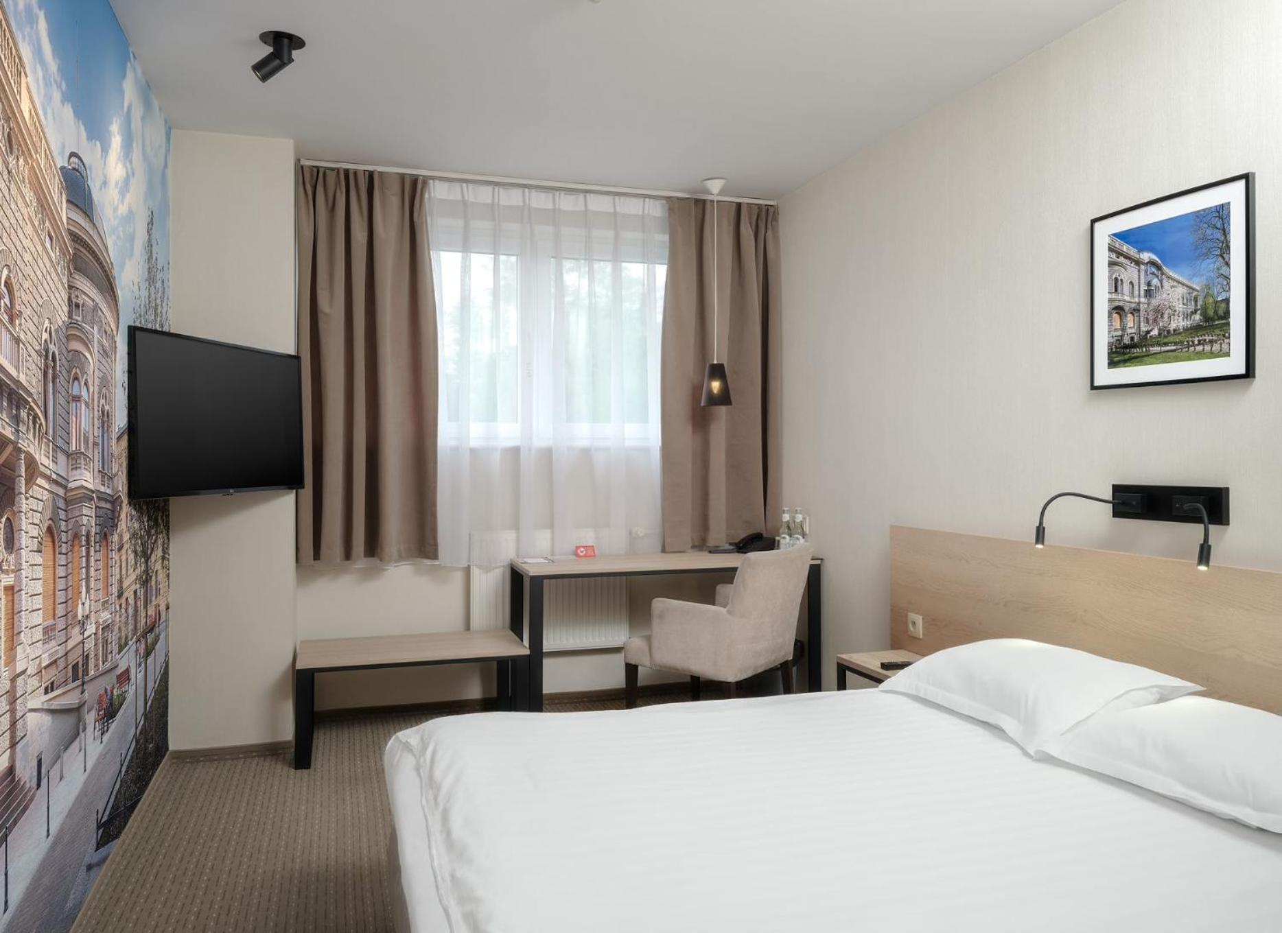 Iness Hotel Lodž Exteriér fotografie